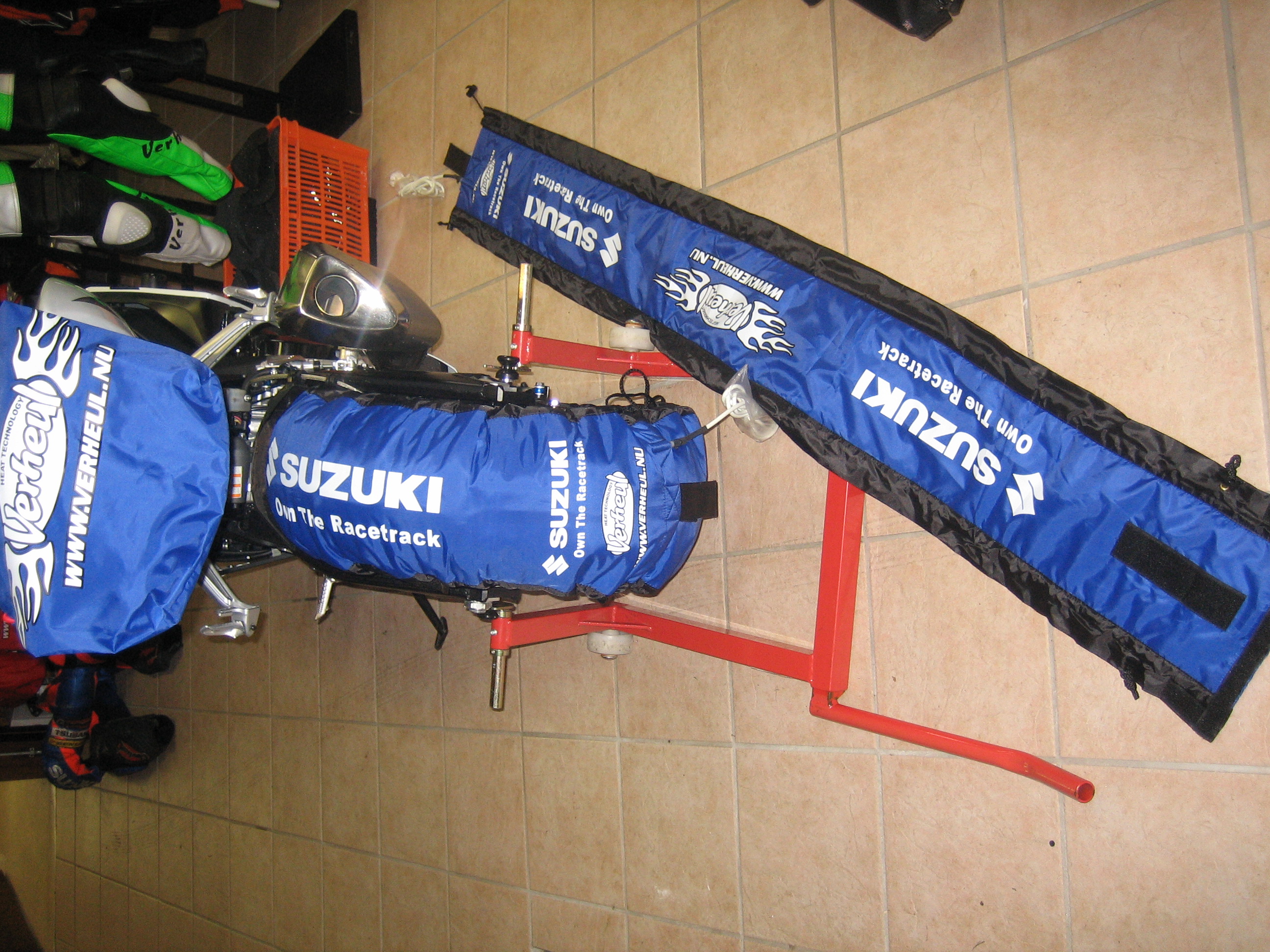 Suzuki Own the Racetrack Bandenwarmers (2) .jpg
